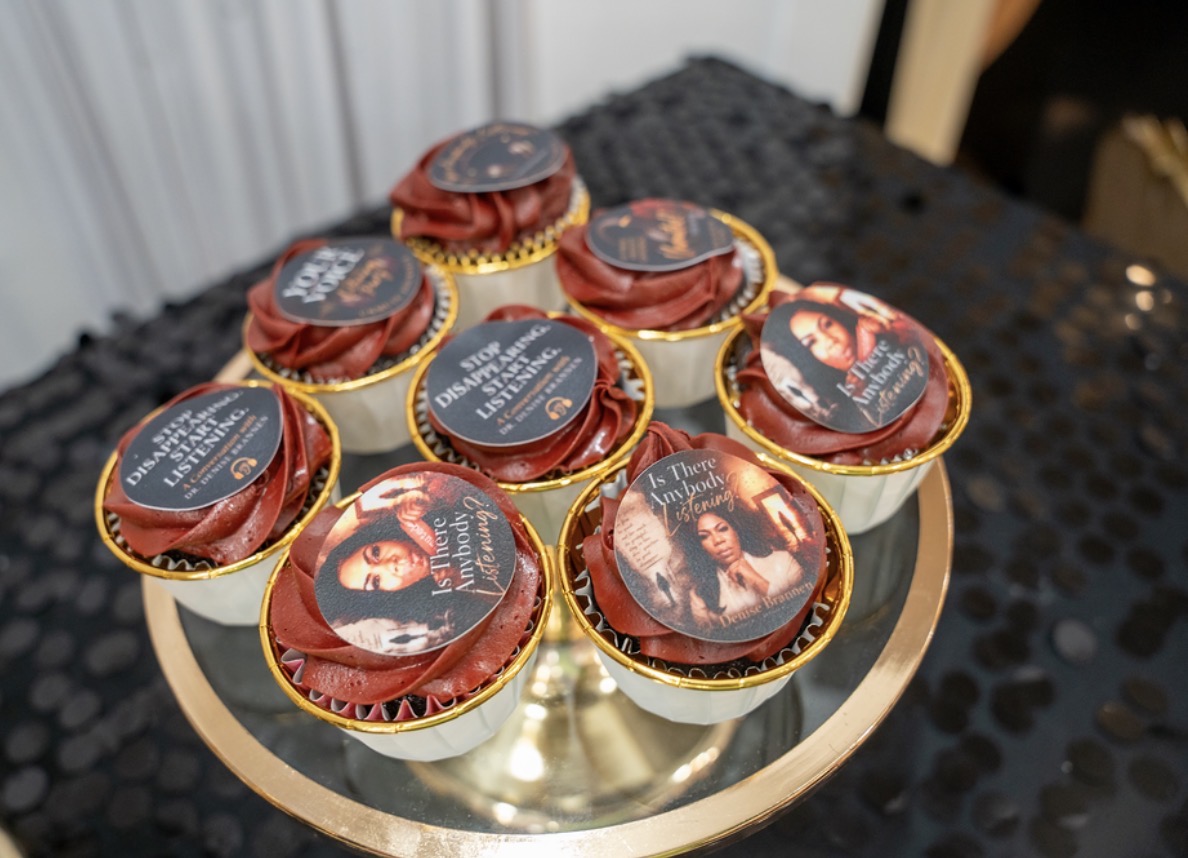 Book-themed cupcakes at the reception